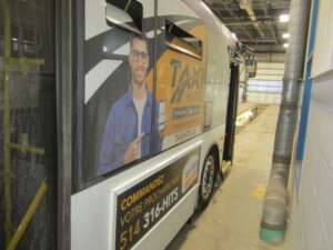 Vue d'ensemble de la publicité Taxi HITS sur un autobus exo