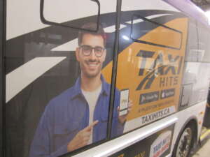 Murale demi-côté Taxi HITS couvrant les fenêtres d'un autobus exo