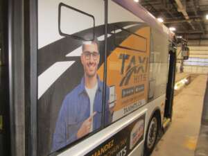 Publicité Taxi HITS visible sur le flanc d'un autobus du réseau exo
