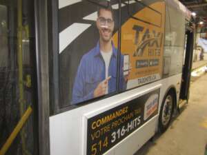 Affiche Taxi HITS 514 316-HITS sur un autobus exo de Lanaudière