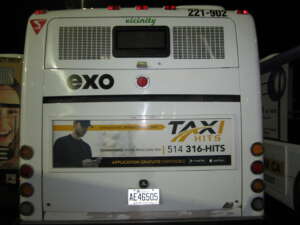 Affiche publicitaire Taxi HITS installée à l'arrière d'un autobus exo
