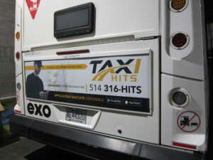 Panneau publicitaire Taxi HITS sur un autobus du réseau exo