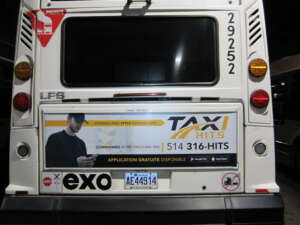 Affiche arrière Taxi HITS avec le numéro 514 316-HITS sur un autobus exo